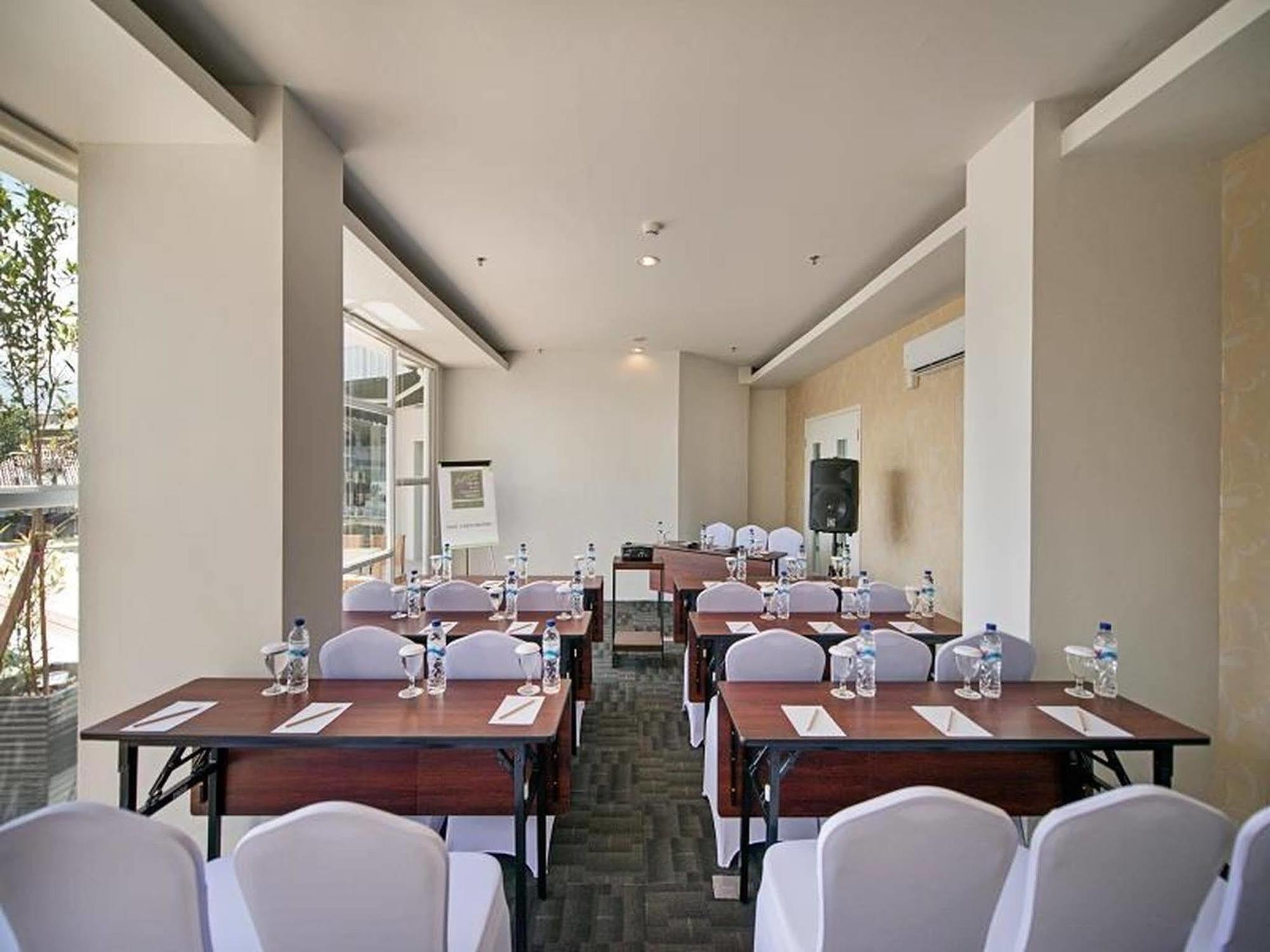 Whiz Prime Hotel Hasanuddin Makassar Exterior photo