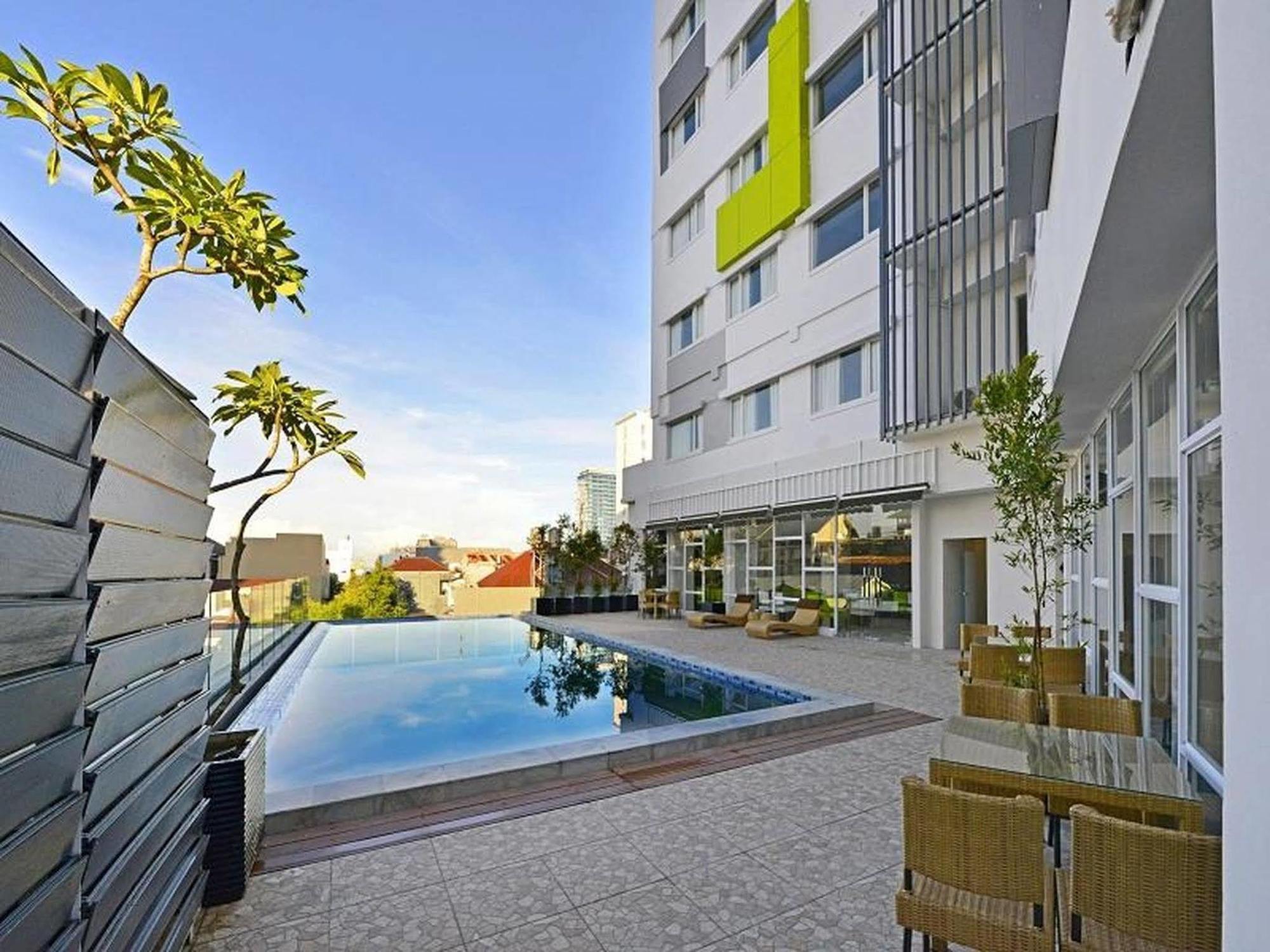 Whiz Prime Hotel Hasanuddin Makassar Exterior photo
