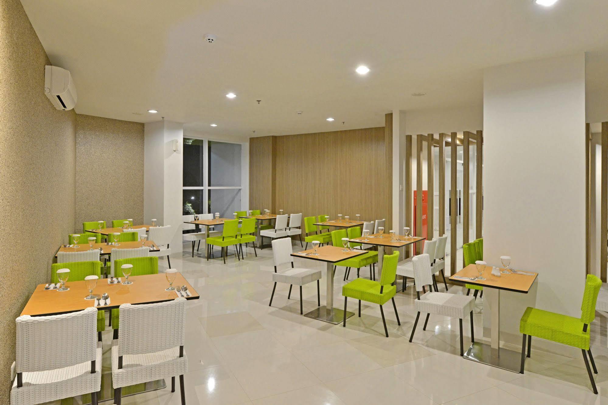 Whiz Prime Hotel Hasanuddin Makassar Exterior photo